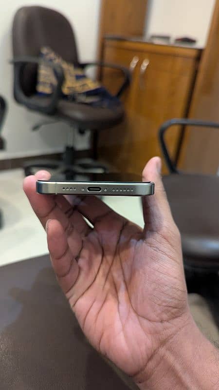 iPhone 16 Pro Max 5