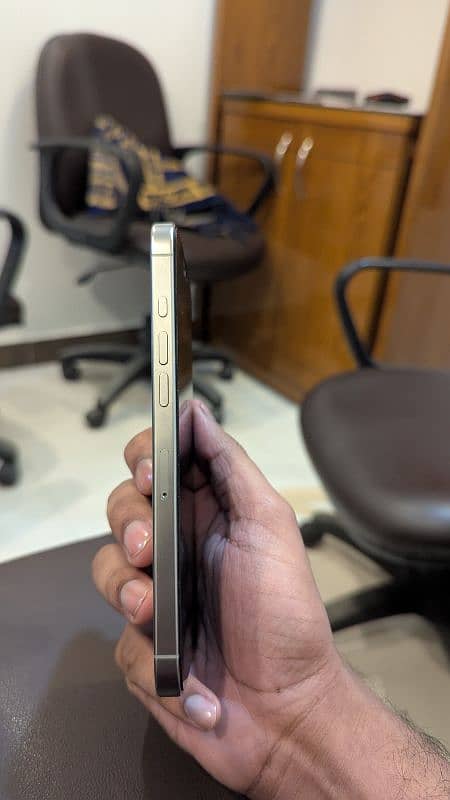 iPhone 16 Pro Max 6