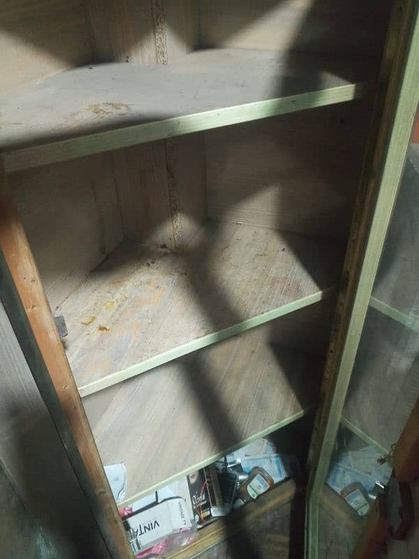 almari hai new banwye the to sel krne ha  loker b laga ha 1