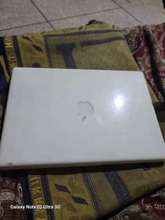 Macbook ha apple. ki 4gb Ram. ha  pics mn condition or details  dakh lay