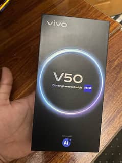 Vivo V50 12/256 box open