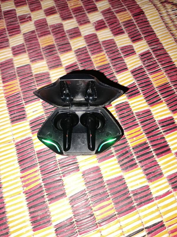 Cobra design earbuds 1