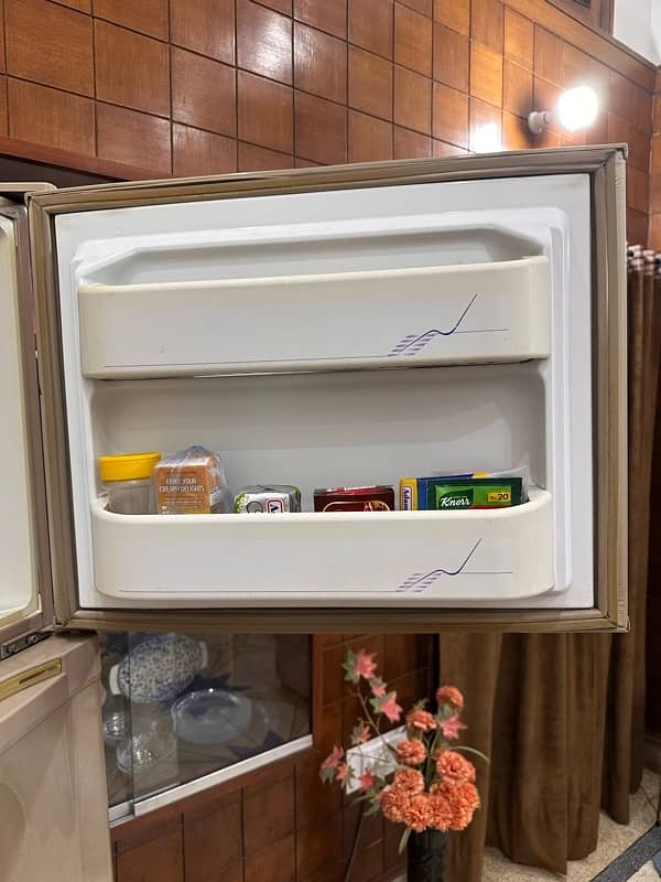 Dawlance fridge Golden 2