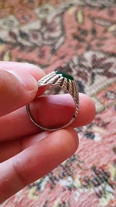 Silver Emerald ring 6-7grams Chandi if sale