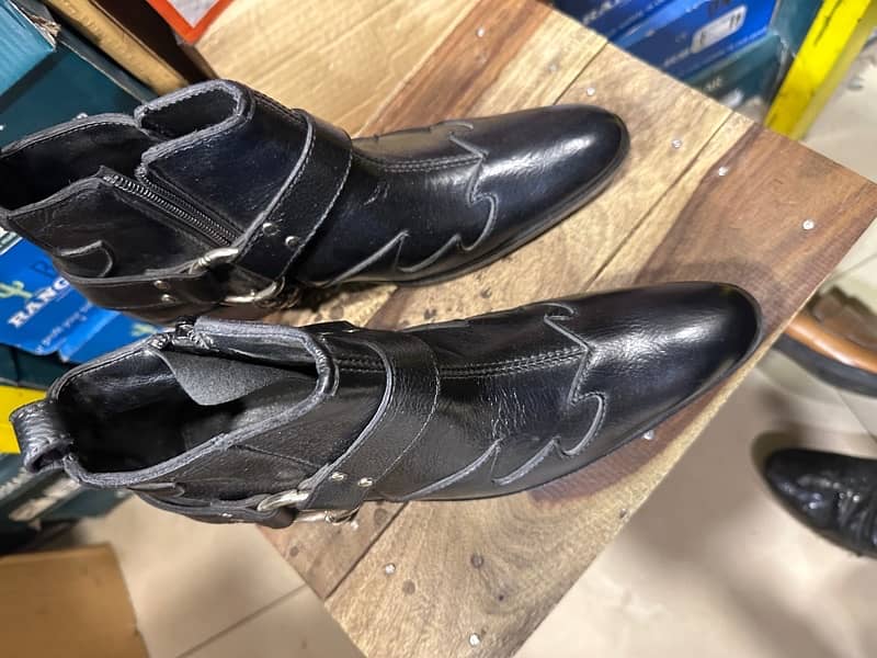 Original leather cowboy shoes for men available 9