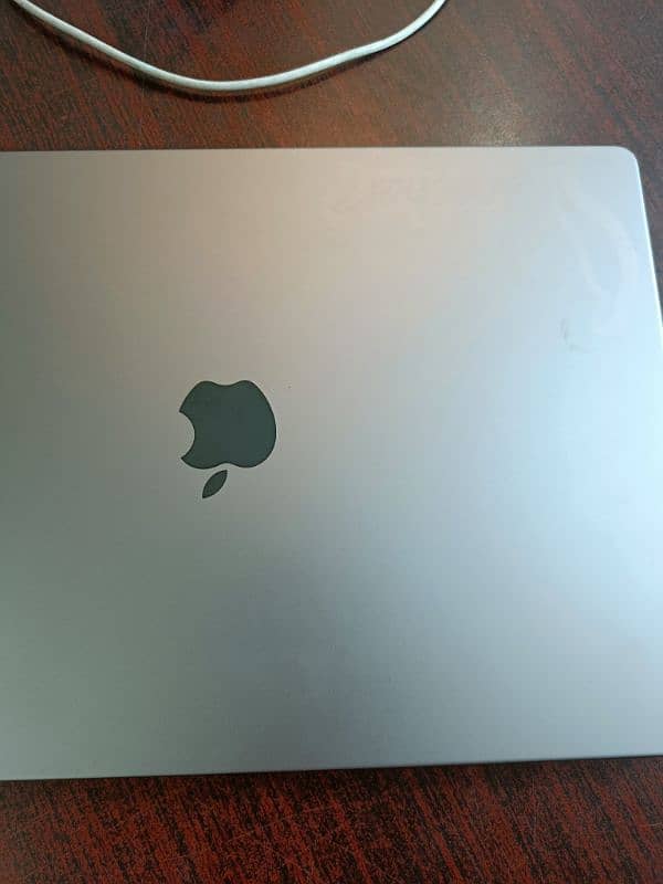 apple MacBook pro M1 max,16inch,32gb,512 SSD in 10/10 condition 0