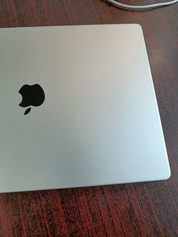 apple MacBook pro M1 max,16inch,32gb,512 SSD in 10/10 condition 1