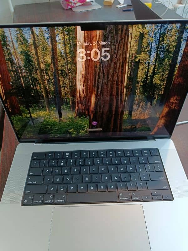 apple MacBook pro M1 max,16inch,32gb,512 SSD in 10/10 condition 2