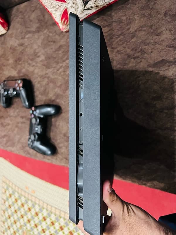 Playstation 4 slim 1TB with 2 original controllers and digital games 1