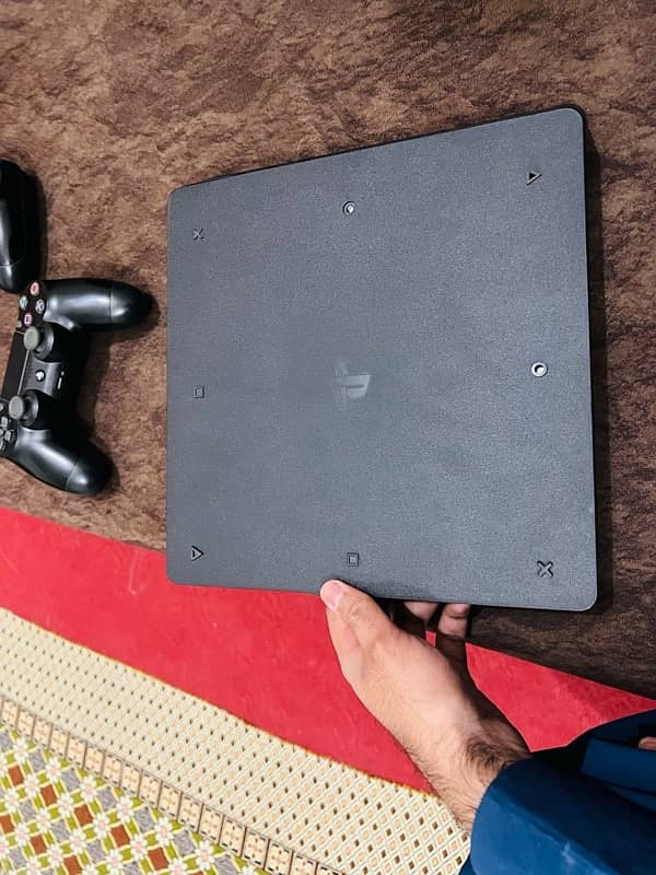Playstation 4 slim 1TB with 2 original controllers and digital games 4