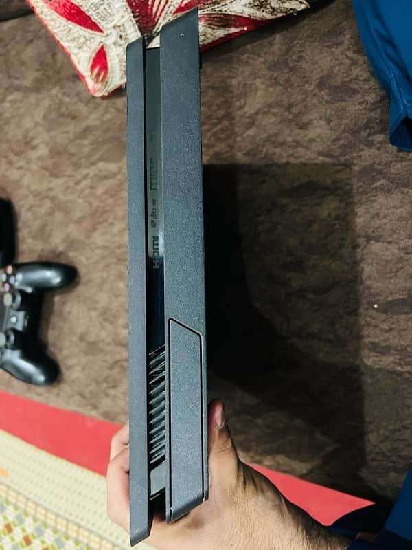 Playstation 4 slim 1TB with 2 original controllers and digital games 9