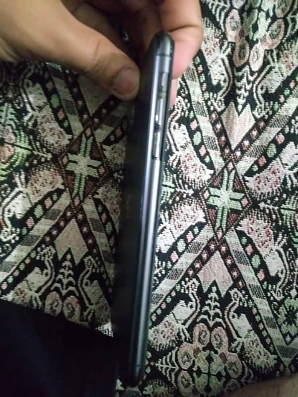 iPhone 11 pro max /factory unlock/64gb/. exchange possible 5