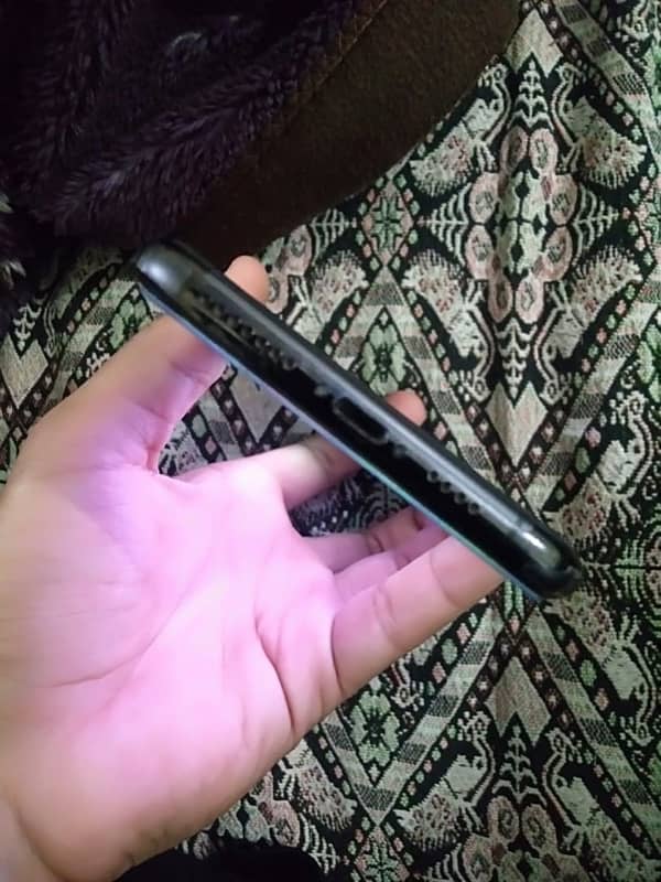 iPhone 11 pro max /factory unlock/64gb/. exchange possible 6