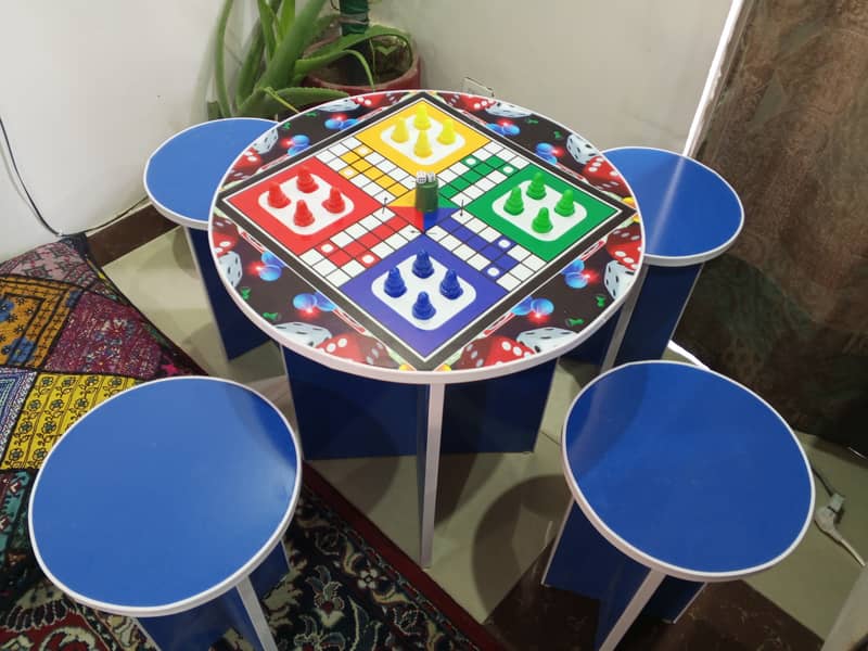 Luddo Game table and chairs 0