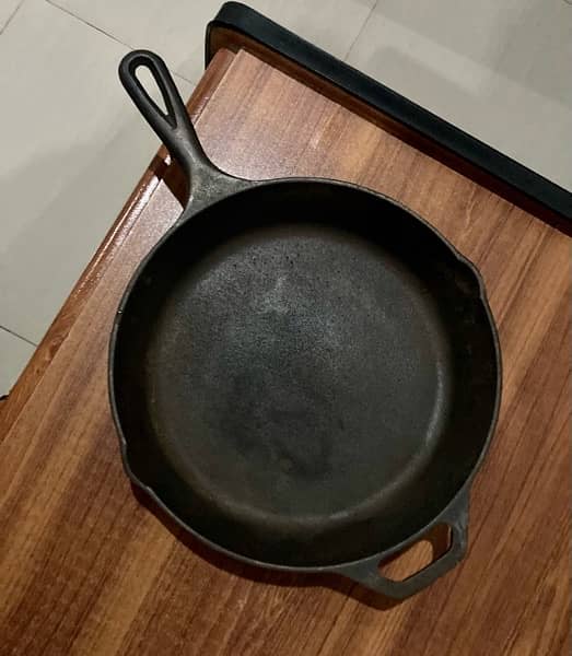 Cast iron skillet / pan (10”) in used condition 1