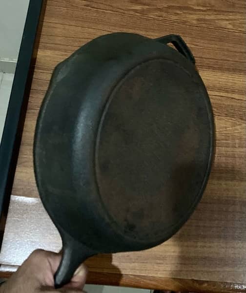 Cast iron skillet / pan (10”) in used condition 3