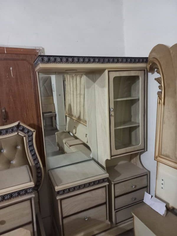 1x bed, 2x side tables, 1x showcase, 1 dressing table, 5x seater sofa 1
