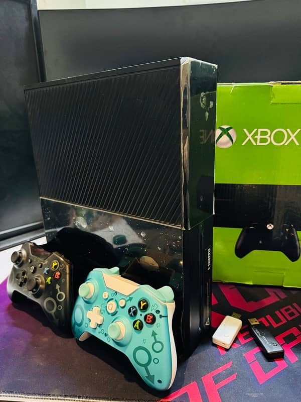 Xbox one brand New With Games 2 controllers 0