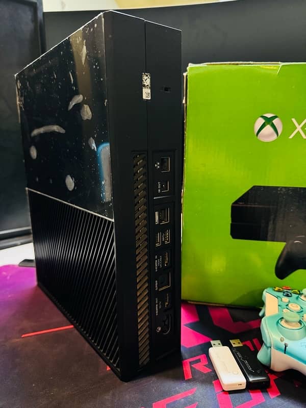 Xbox one brand New With Games 2 controllers 2