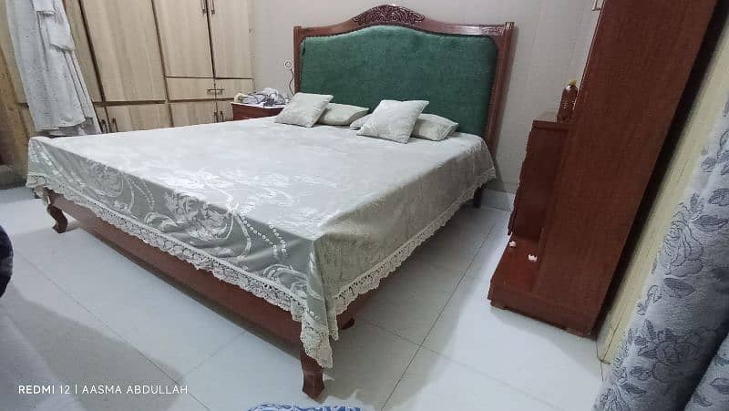 bed with side tables & dressing table 2