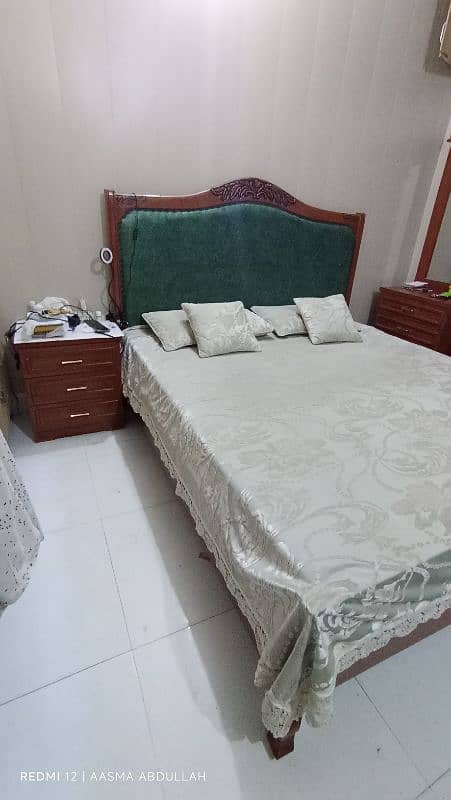 bed with side tables & dressing table 4