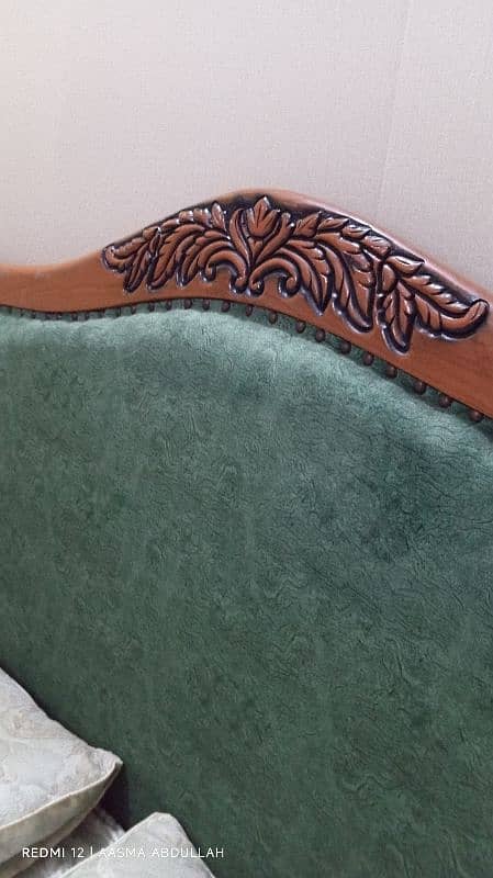 bed with side tables & dressing table 9