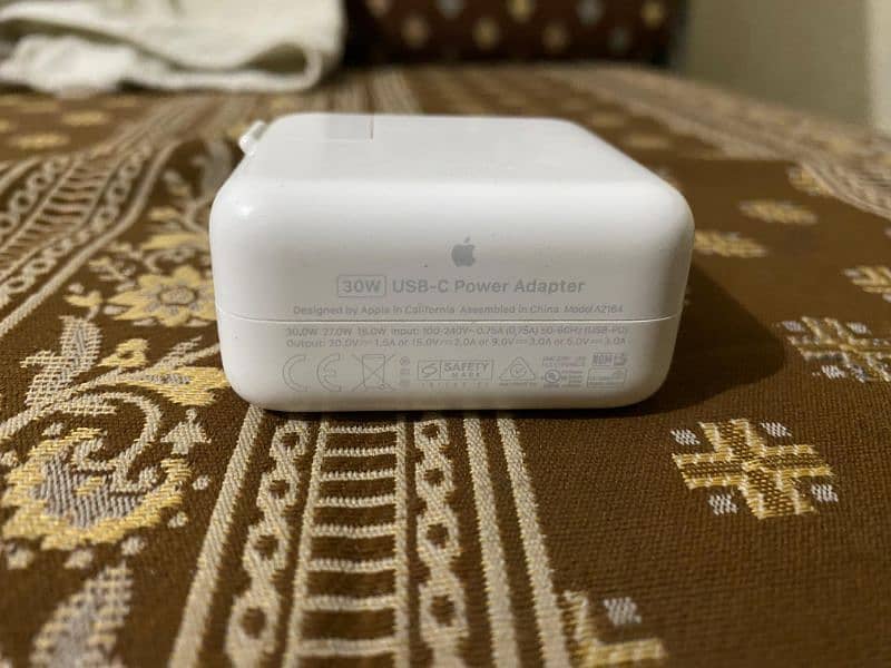 Apple Original 30-W Type-C Power adapter 0