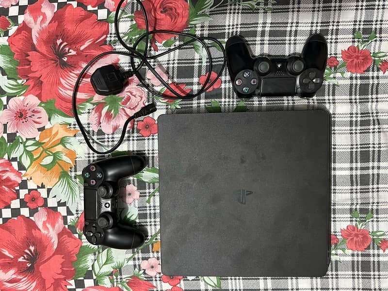 PS4 slim for sale 2 original controllers with box 500GB 0