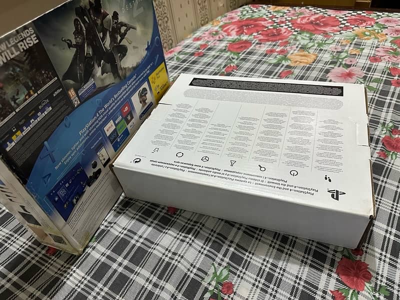 PS4 slim for sale 2 original controllers with box 500GB 2