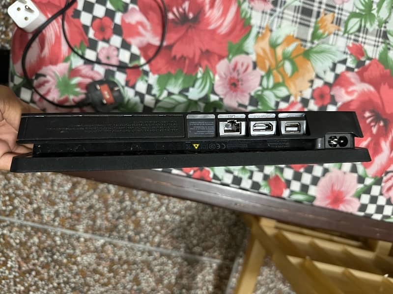 PS4 slim for sale 2 original controllers with box 500GB 3