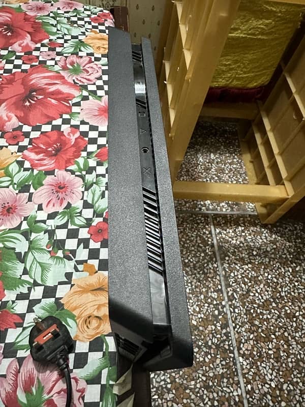 PS4 slim for sale 2 original controllers with box 500GB 4