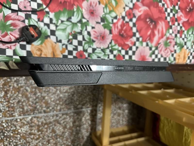 PS4 slim for sale 2 original controllers with box 500GB 5