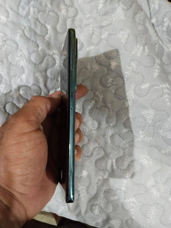 Vivo v30 just call ka reply ho ga. 8