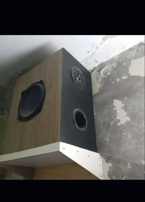 Amplifier and speakers 5