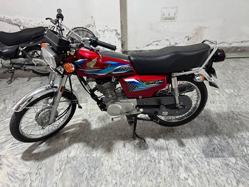 Honda CG 125  2024 Red colour available in Grw 2