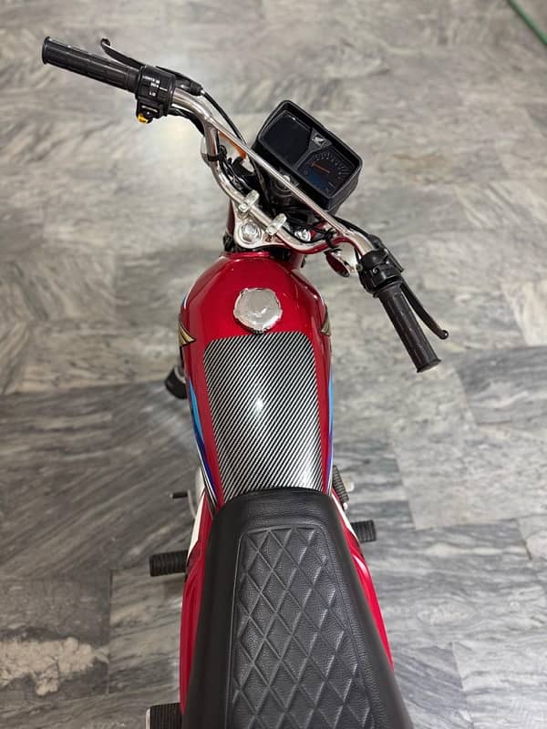 Honda CG 125  2024 Red colour available in Grw 8