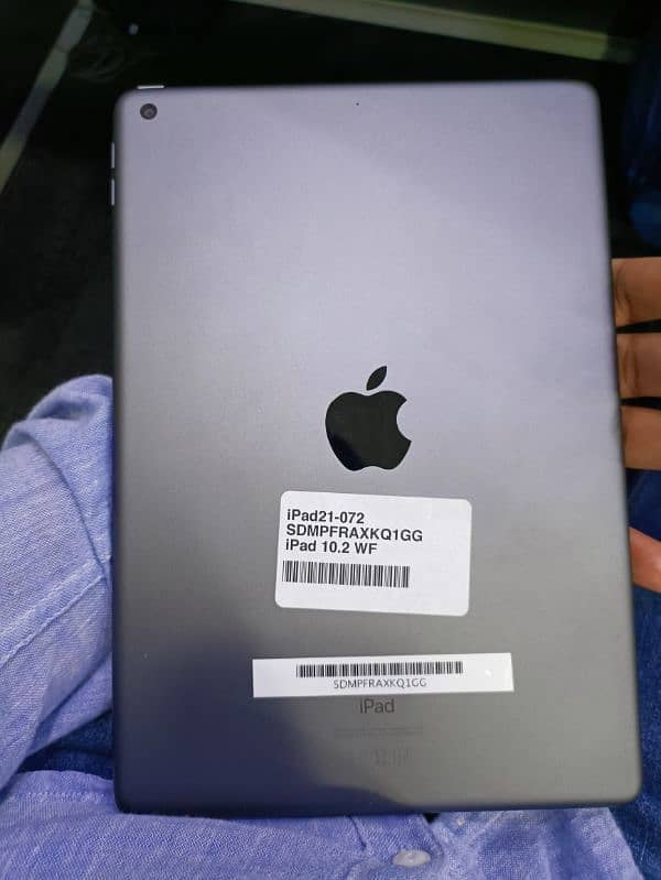 iPad 8th generation (128-GB) + Case 3