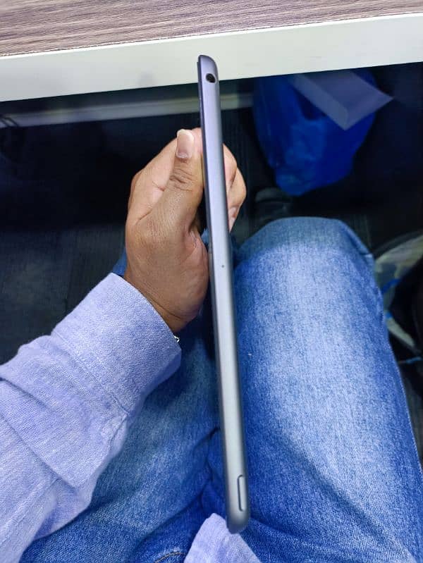 iPad 8th generation (128-GB) + Case 4