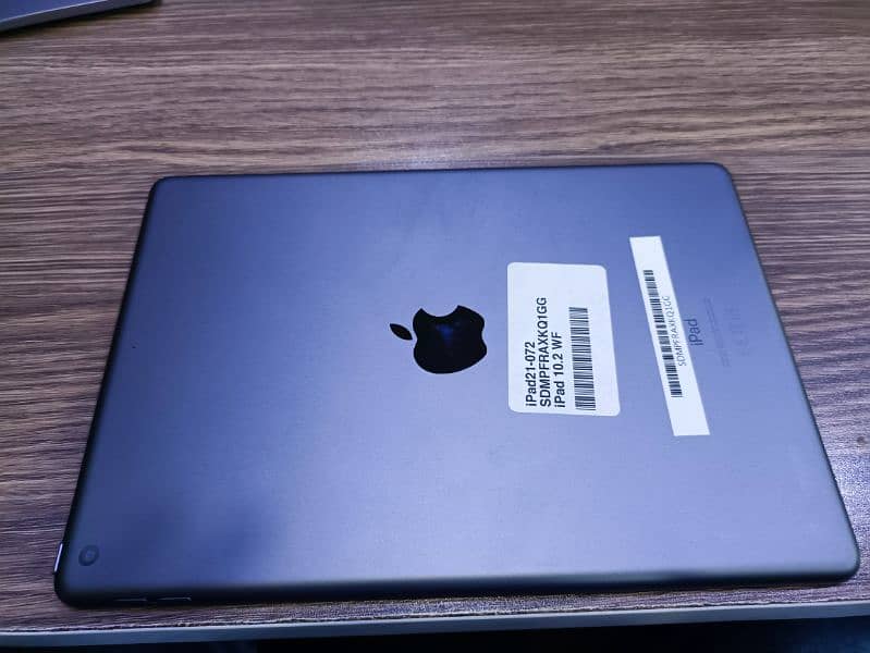iPad 8th generation (128-GB) + Case 6