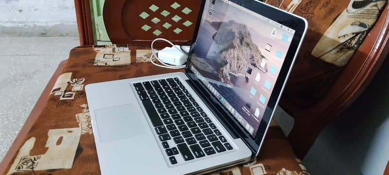 Macbook pro core i5 13 inch display 2