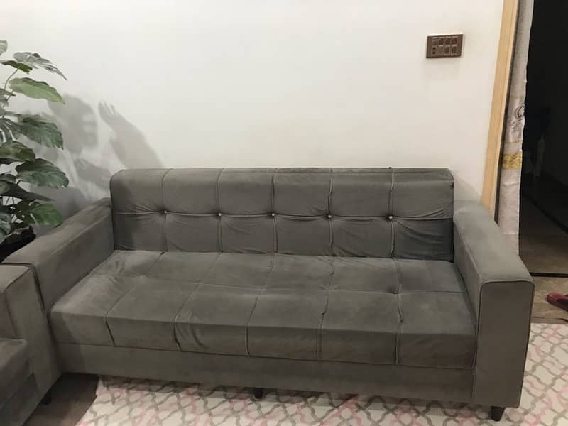 i am selling my sofa set 3seater hai aik sofa total 6seater hai 0