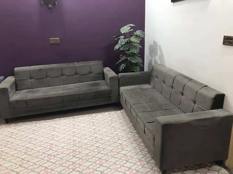 i am selling my sofa set 3seater hai aik sofa total 6seater hai 2