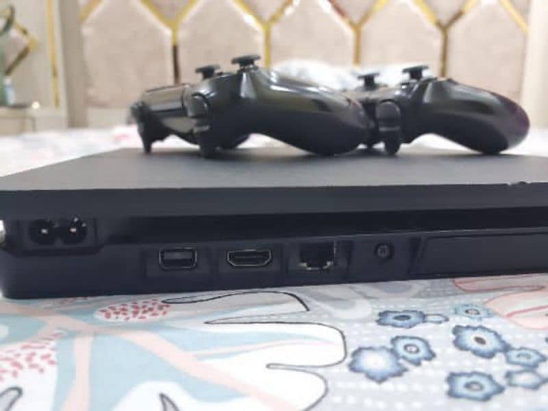 PS4 Slim, 3TB, 2 controller, 50+games, Special Chip jailbreak 7