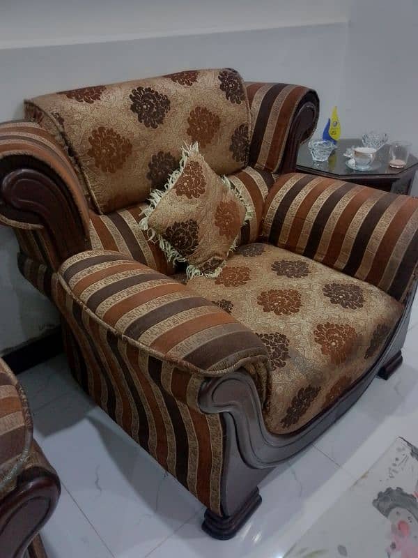 5 seter sofa pure wood in good condition 0