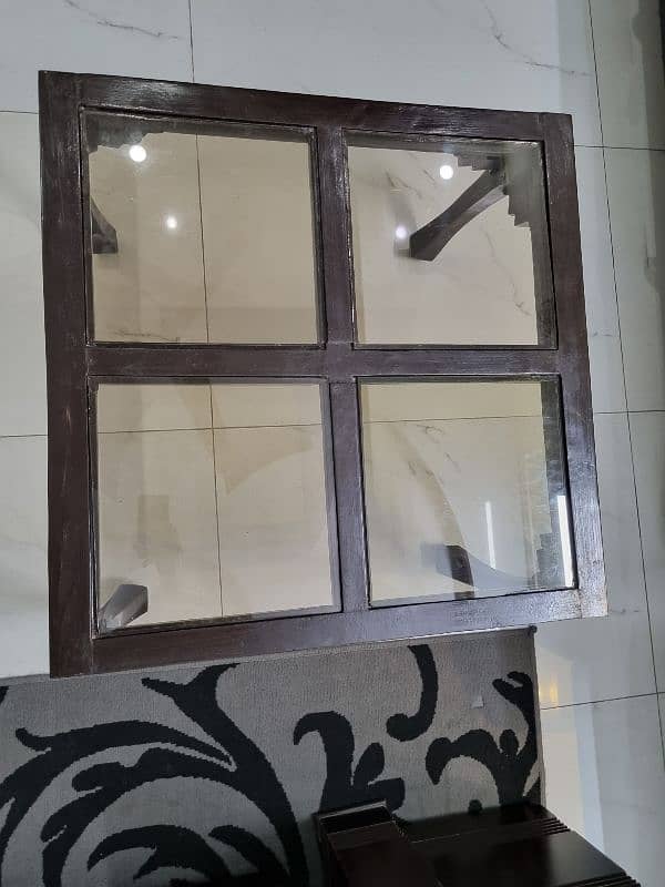Centre table in good condition 2