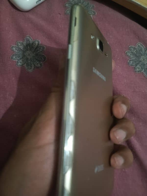 Galaxy J7 golden color 3