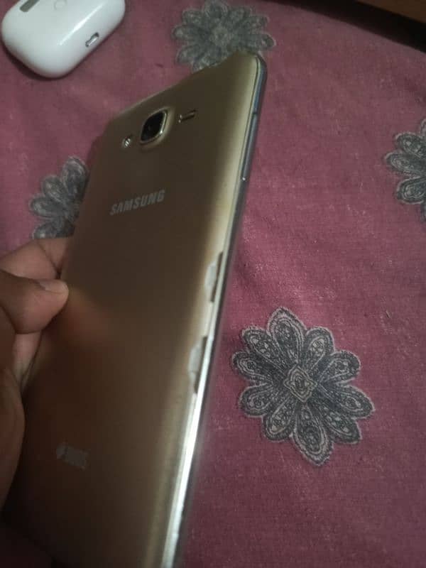 Galaxy J7 golden color 4