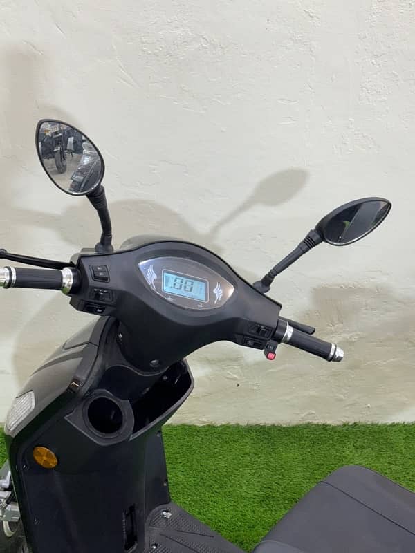 Crown Benling Ezee Model Triwheel Scooty 3