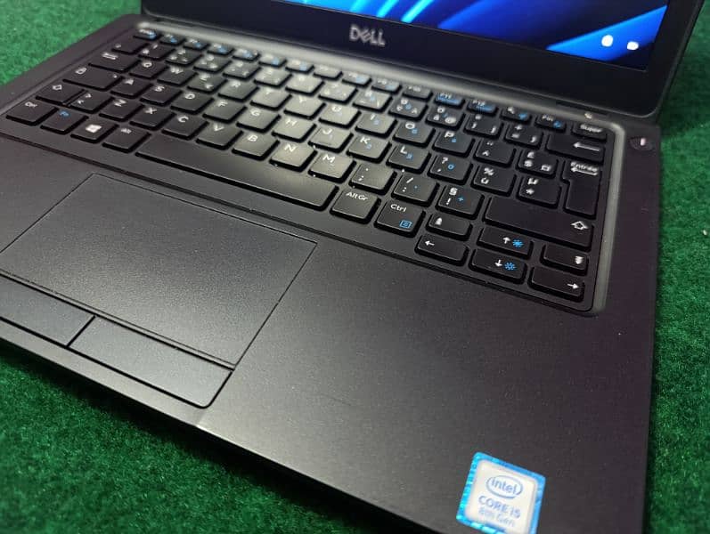 Dell Core i5 8th Gen (8 CPUs) 4GB Graphics Slim Lightweight 10/10 2