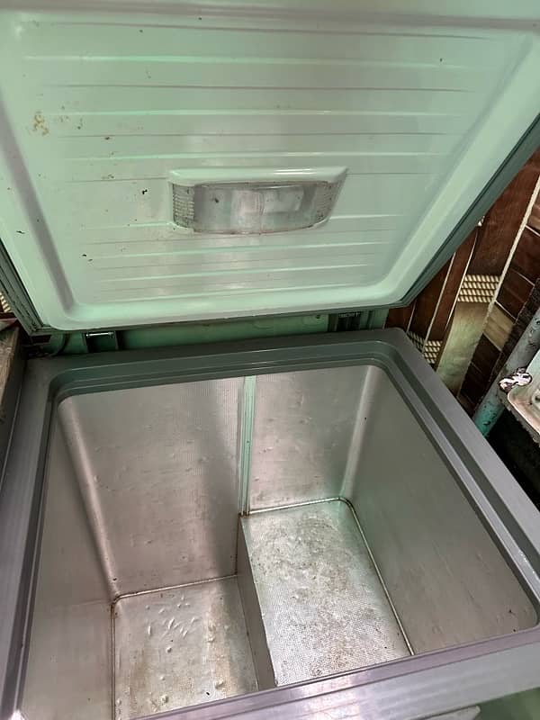 Dawlance Signature inverter Deep freezer 5